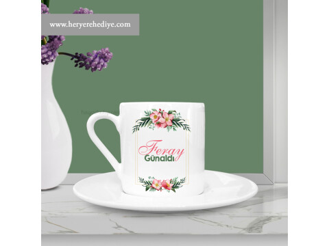 Pembe çiçekli çerçeveli İsimli kahve fincanı